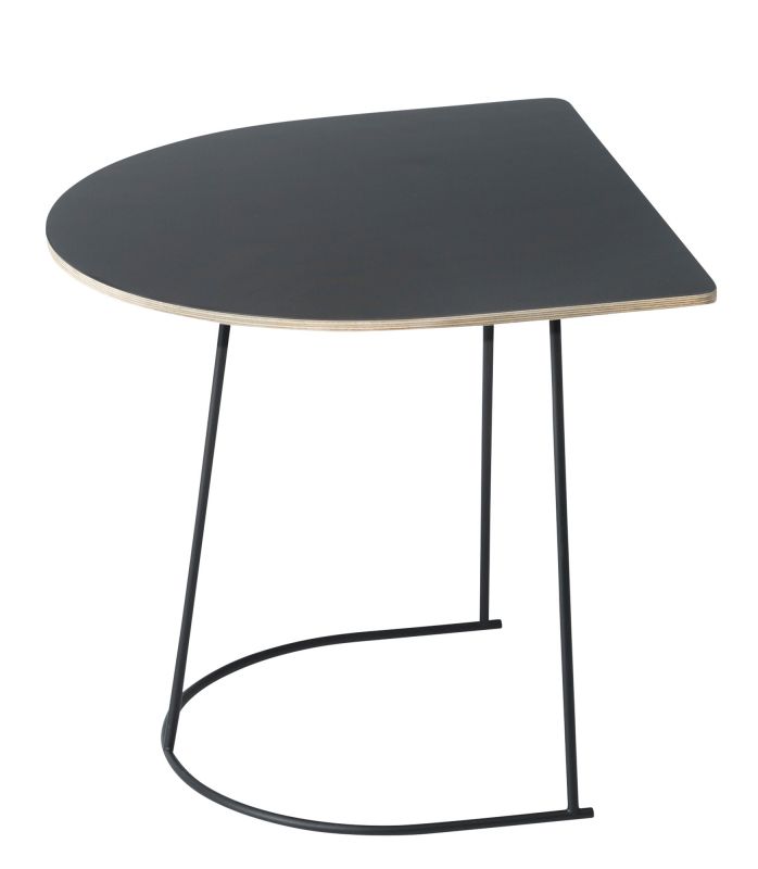 Schwarzer Airy Coffee Table Beistelltisch von Muuto mit halbrunder Tischplatte und filigranem Metallgestell.
